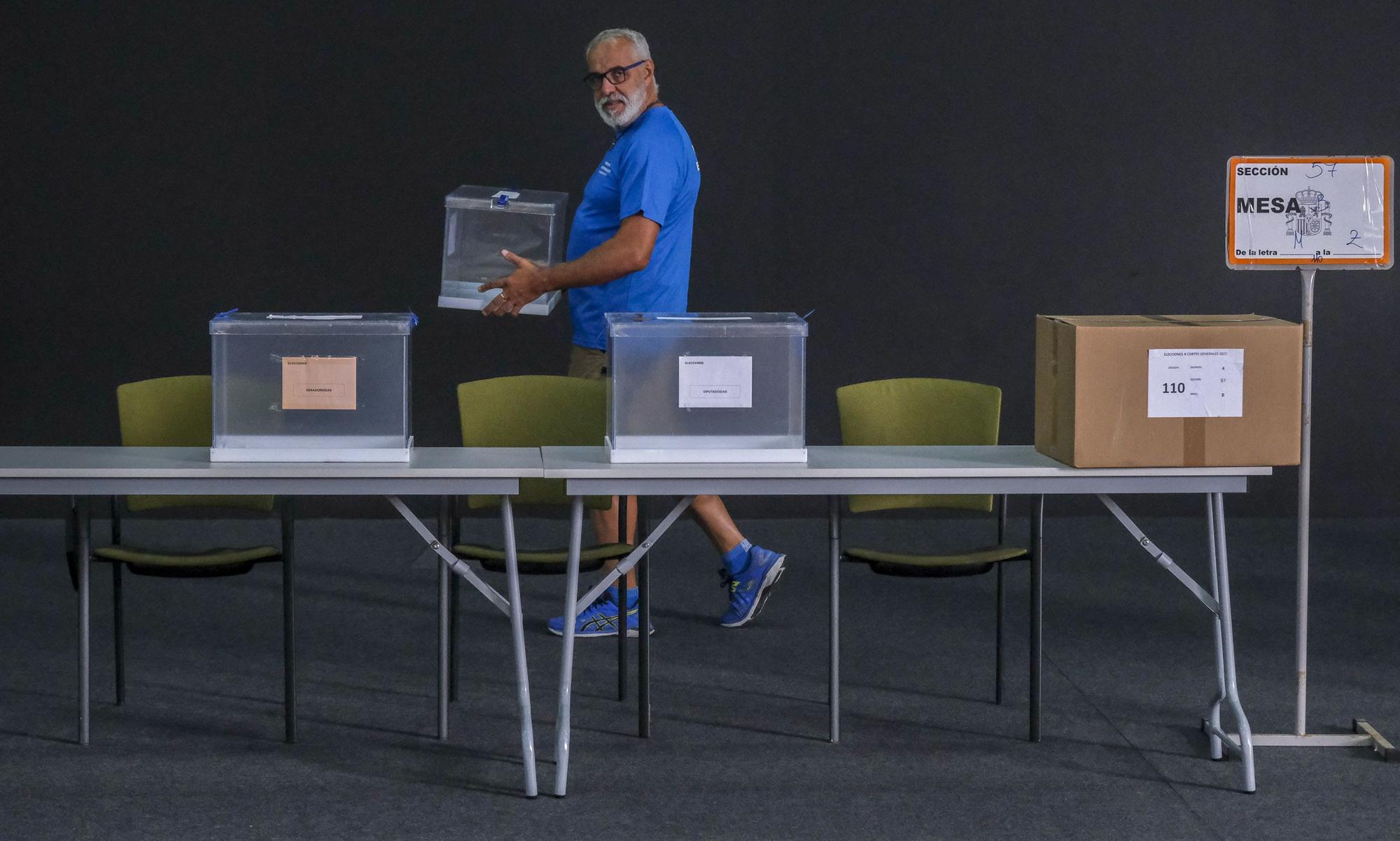 Reparto de las últimas urnas para las elecciones generales en Canarias