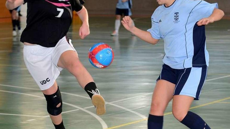 Partido de fútbol sala femenino entre Vigo y A Coruña. // Rafa Vázquez