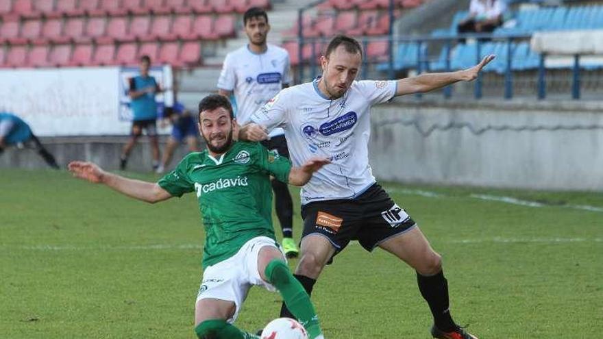 Arce, del Arenteiro, y Fondevila, del Ourense CF, en una disputa. // I.O.