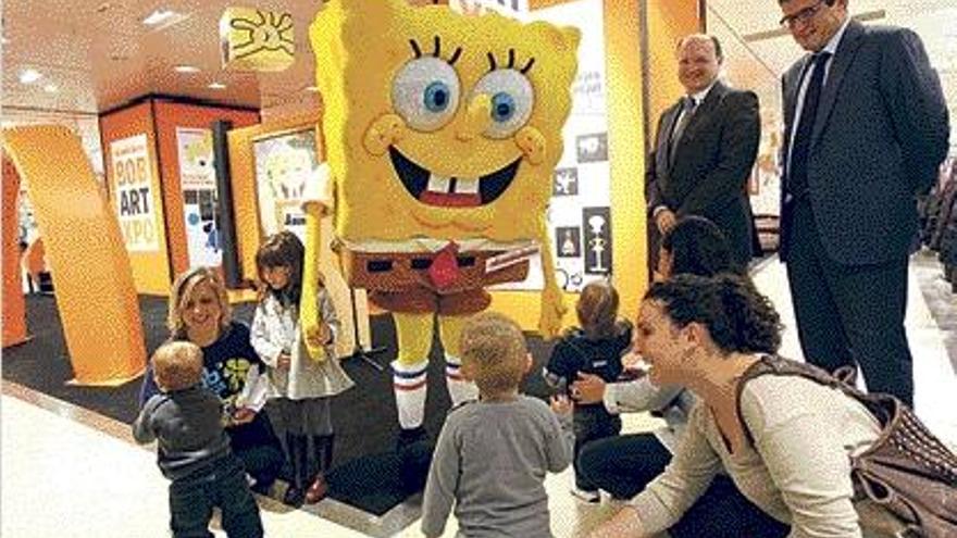 Un Bob Esponja &quot;de verdad&quot; ayer en El Corte Inglés Ademuz con varios niños.