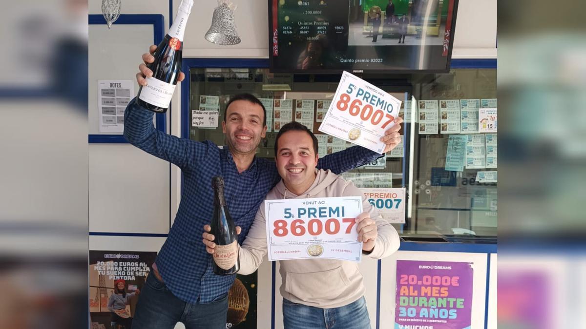 Los trabajadores de la administración de la calle Goya, en Orpesa, eufóricos tras repartir un quinto premio.