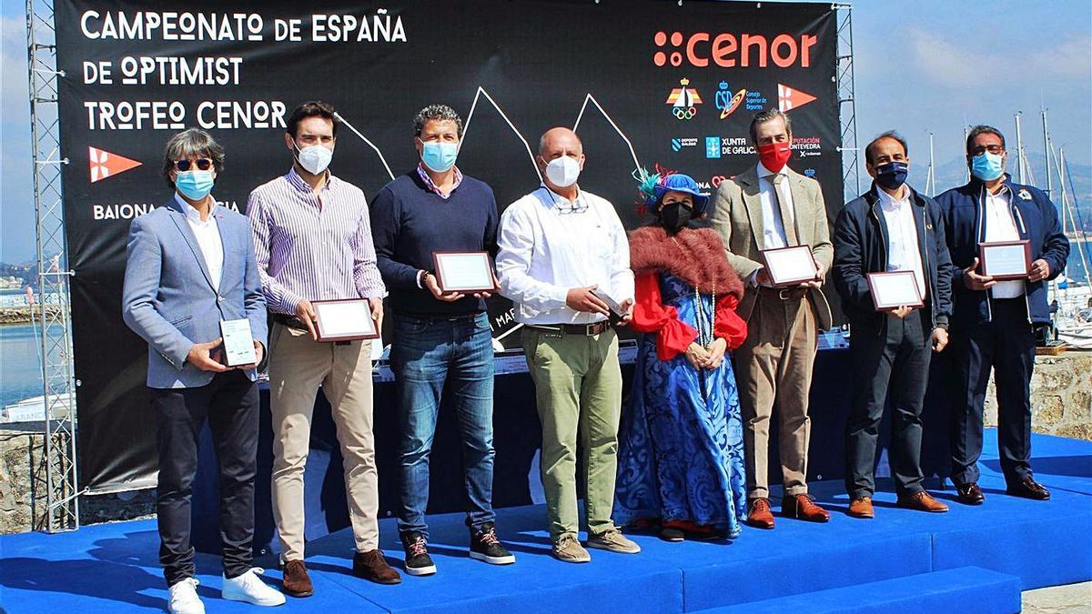 Mónica Sueiro (centro), ayer en la presentación junto a autoridades y organizadores. |  // LETICIA ACERO