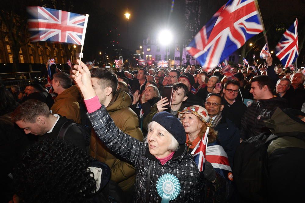 Partidarios del Brexit celebran la salida del Reino Unido de la UE.