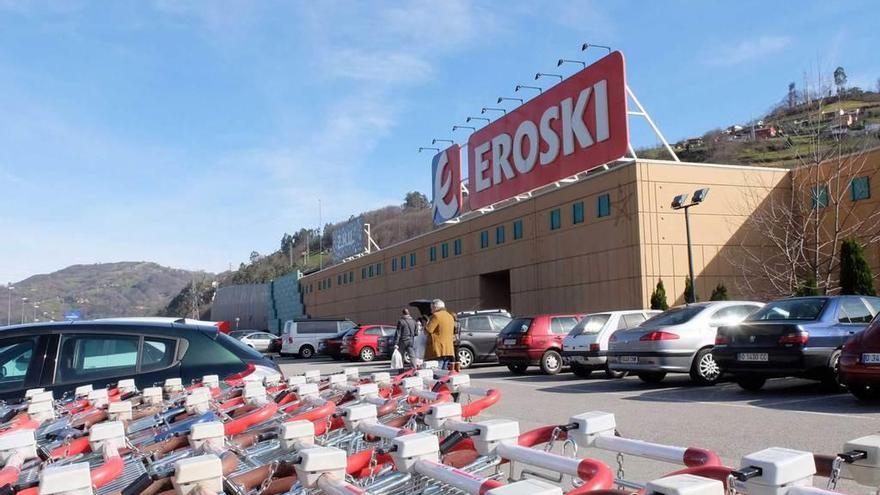 Hipermercado de Eroski en el centro comercial Caudalia, de Mieres.