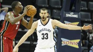 Marc Gasol defiende ante Bam Adebayo en el Memphis-Miami Heat.