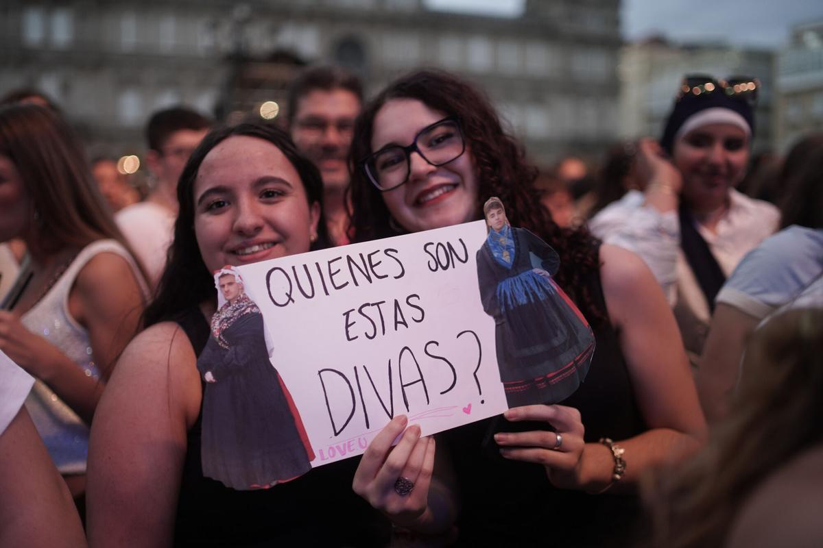 DePol, Chiara Oliver, Enol, Adexe y Nau, Chema Rivas, Daniela Blasco, La Beba, Lola Tuduri, César AC y Pikete, además del dúo local AWY, convirtieron la plaza de María Pita en una gran pista de baile.
