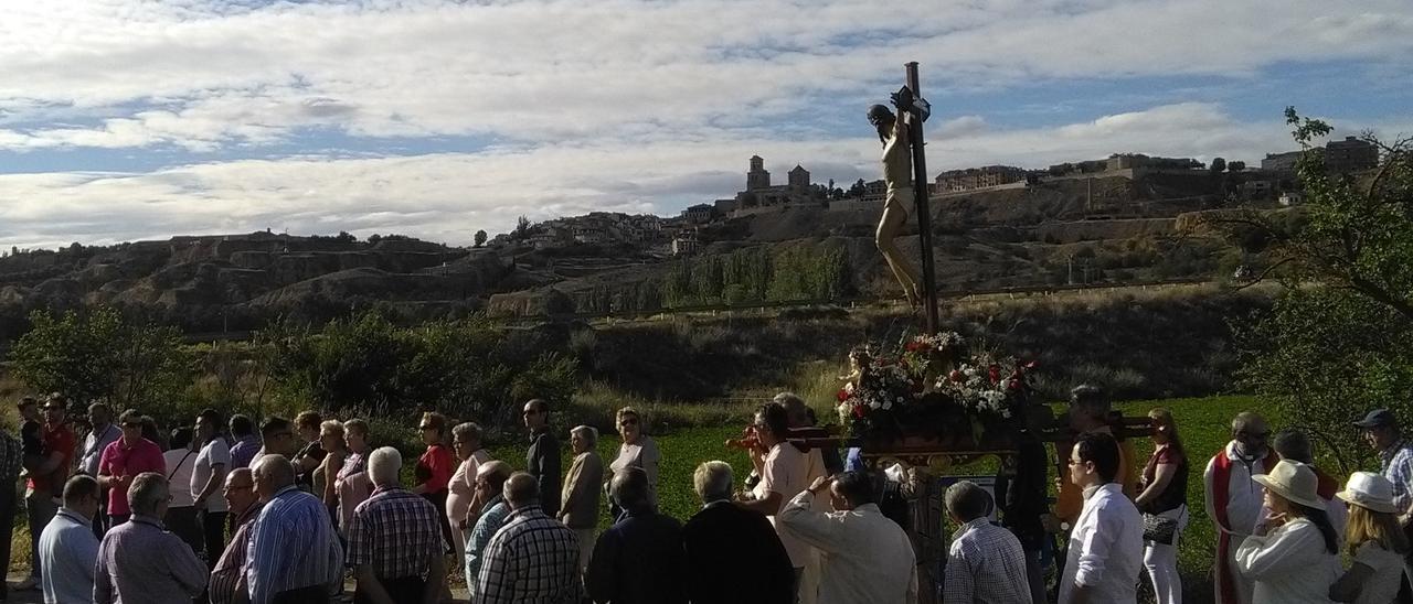 Cofrades y vecinos arropan al Cristo de las Batallas en la última procesión celebrada antes de la pandemia