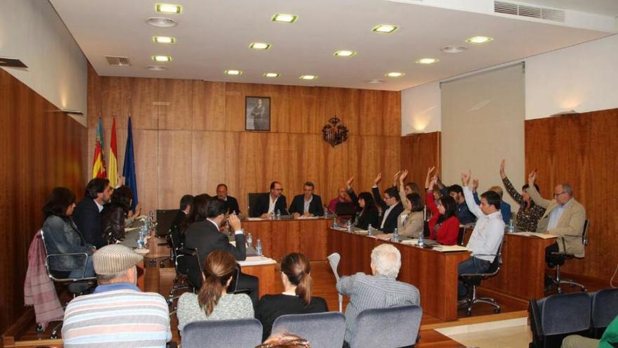 Los concejales, en un momento de una votación