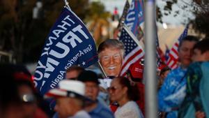  Los partidarios del ex presidente de los Estados Unidos, Donald Trump, se reúnen cerca de su residencia en el Mar-a-Lago Club.