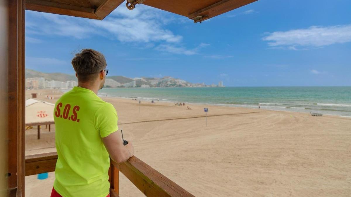 Un socorrista vigila la playa de Cullera en una imagen de archivo.