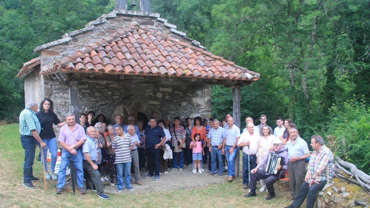 Los vecinos, ante la capilla, reunidos un año más para la celebración.