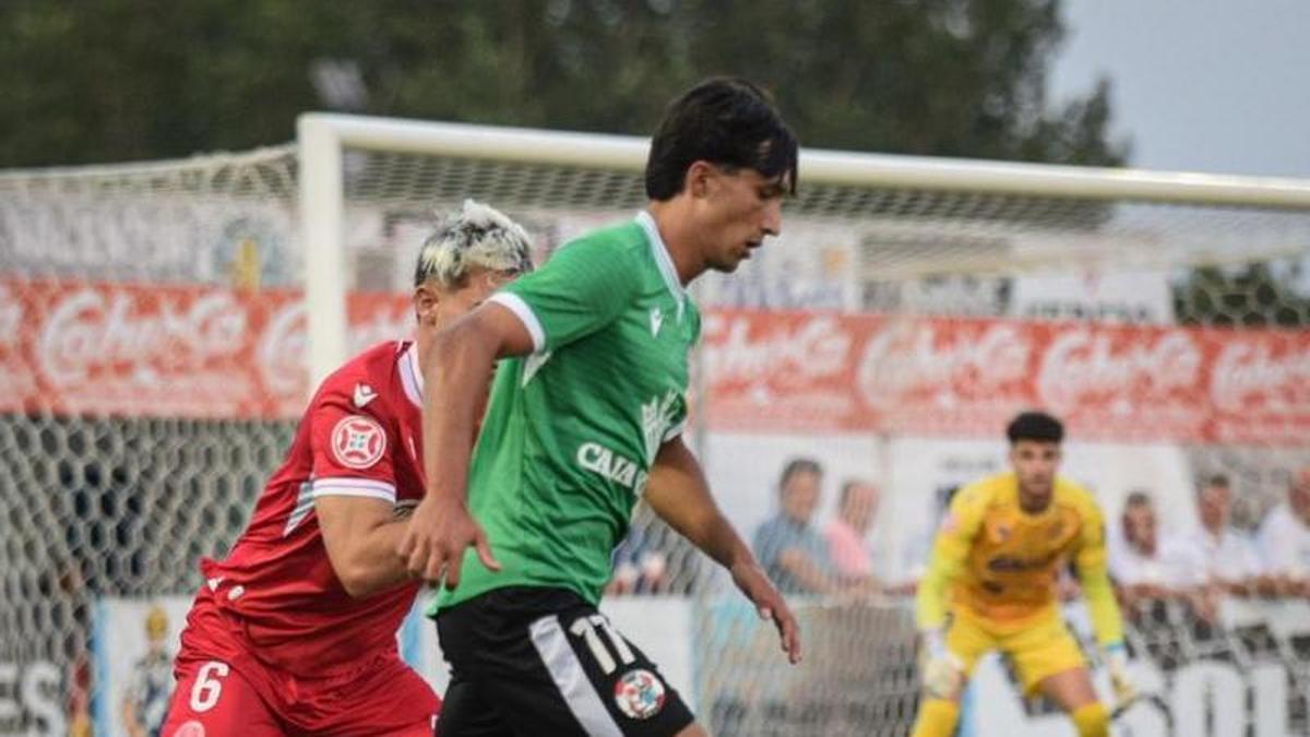 Fabi, en un momento del encuentro de este sábado entre Coria y Zamora CF.