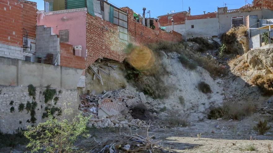 Dos familias afectadas por el derrumbe de una casa siguen desalojadas