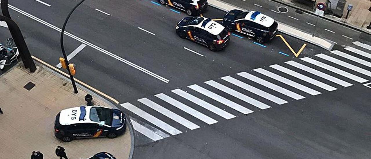 Los agentes, tras intervenir ayer en la avenida de la Constitución de Gijón.