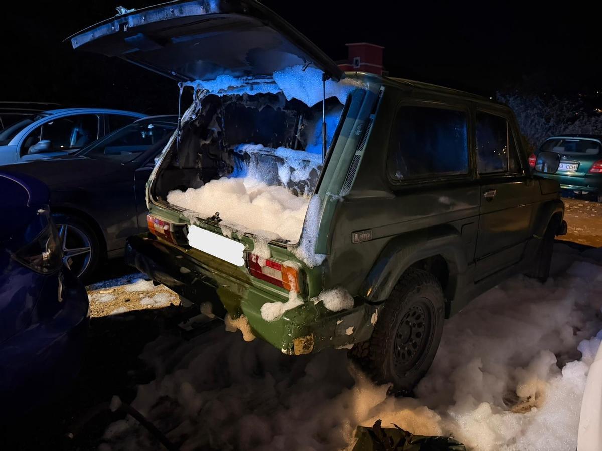 El coche estacionado en Altamira que sufrió un incendio en la noche del domingo en Cangas.