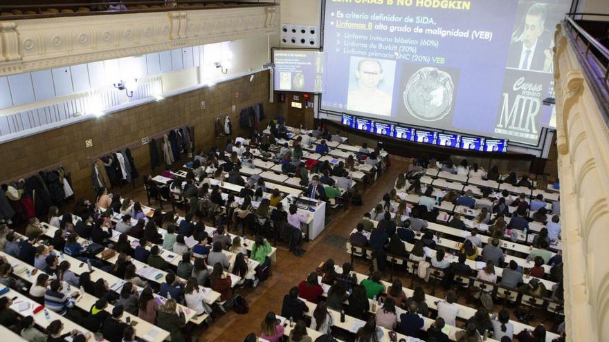 Sesión del Curso MIR en el Seminario Metropolitano de Oviedo. | Fernando Rodríguez