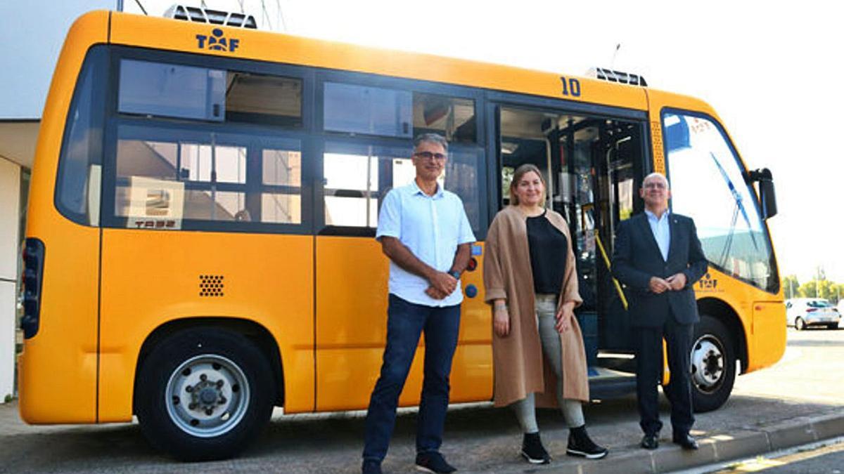 D’esquerra a dreta Ll. Martínez, A. Lladó i X. Amiel amb el primer bus elèctric que va tenir la ciutat