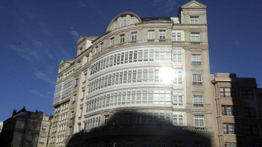 Vista del bloque del edificio Conde de Fenosa que hace esquina con la avenida de Finisterre.