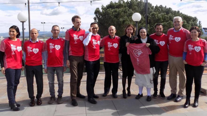 Els organitzadors dels Batecs Solidaris amb la samarreta commemorativa