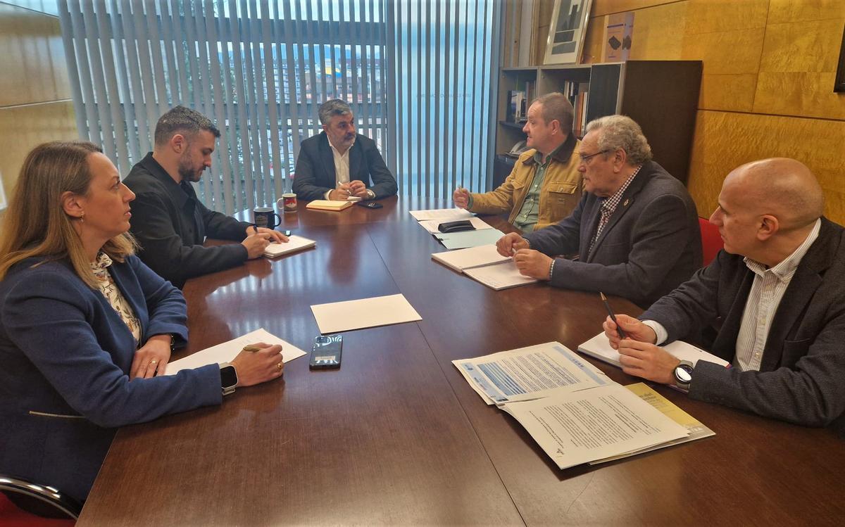 De izquierda a derecha, Arantza Fernández, director general de Transportes; Jorge García, viceconsejero de Infraestructuras y Movilidad Sostenible; Alejandro Calvo, consejero de Movilidad, Medio Ambiente y Gestión de Emergencias; Manuel Ángel García, presidente de Cesintra; y Ovidio de la Roza, presidente de Asetra.
