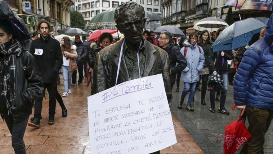 La estatua de Woody Allen, con una pancarta pidiendo su retirada, durante la manifestación del día contra la violencia machista, en noviembre del año pasado.