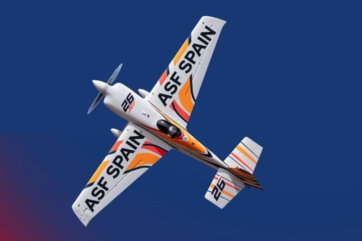 El piloto Juan Velarde volará en San Javier con un Zivko Edge 540