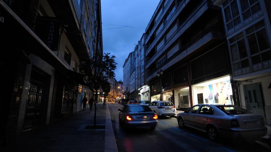 Calle sin luz en el casco urbano de Lalín.