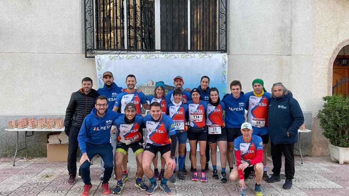 Atletas del CA Gandia Alpesa en Llutxent con el director técnico del club, Toni Puig