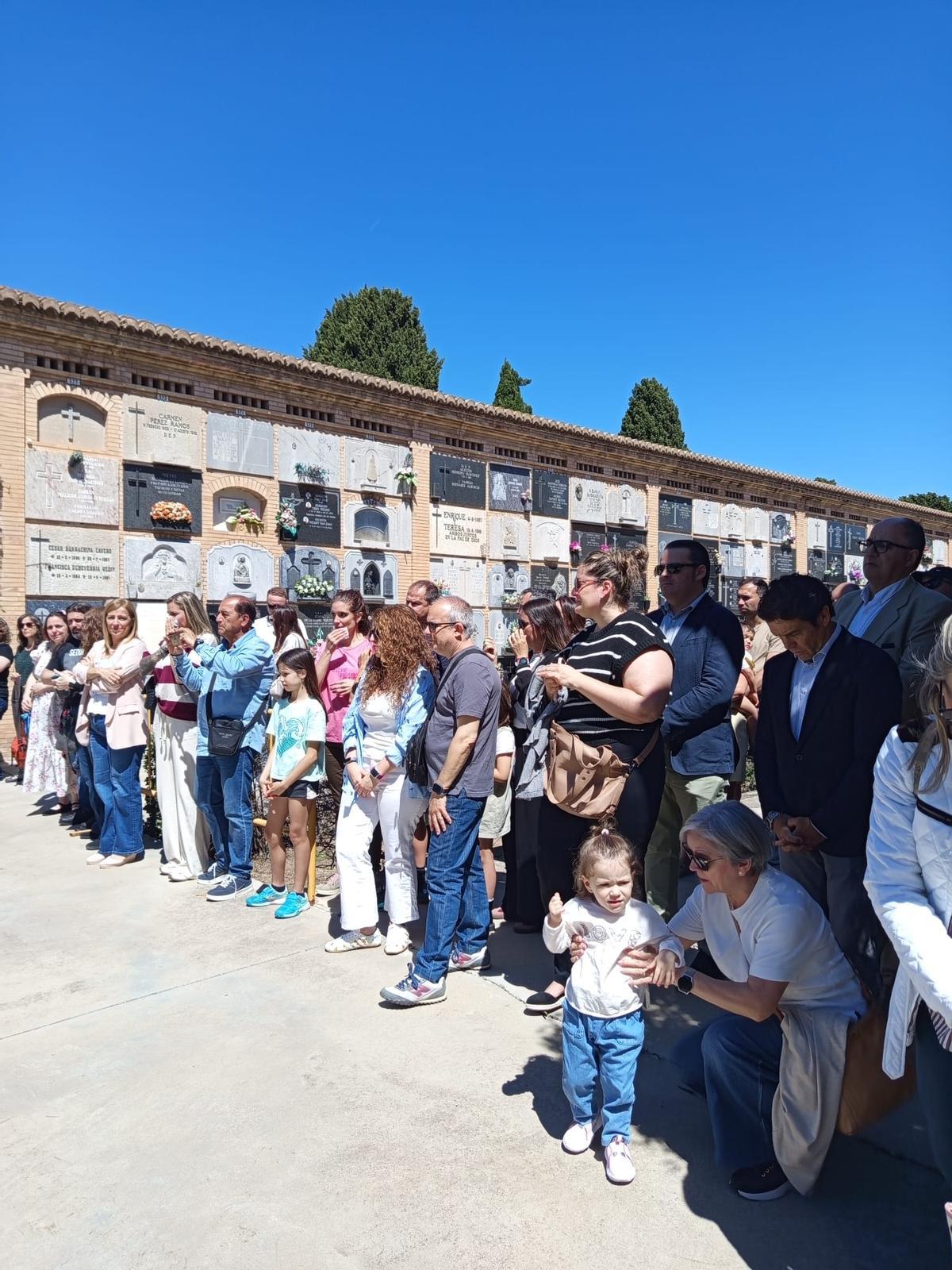 Familiares durante la presentación del 'Lugar del Recuerdo' para bebés fallecidos en la gestación, durante el parto o a los pocos días de nacer