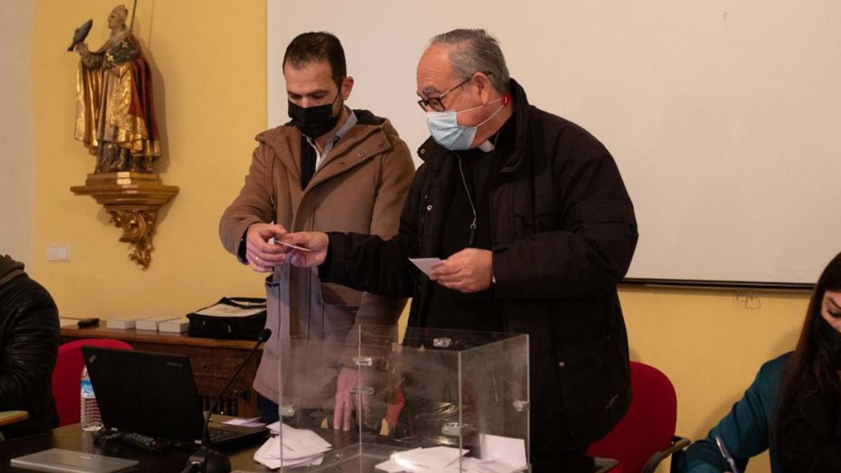 David Fernández y Francisco Javier Fresno contabilizan los votos. | E. F.