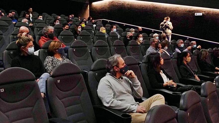 L&#039;interior d&#039;una sala de cinema, abans de la projecció.