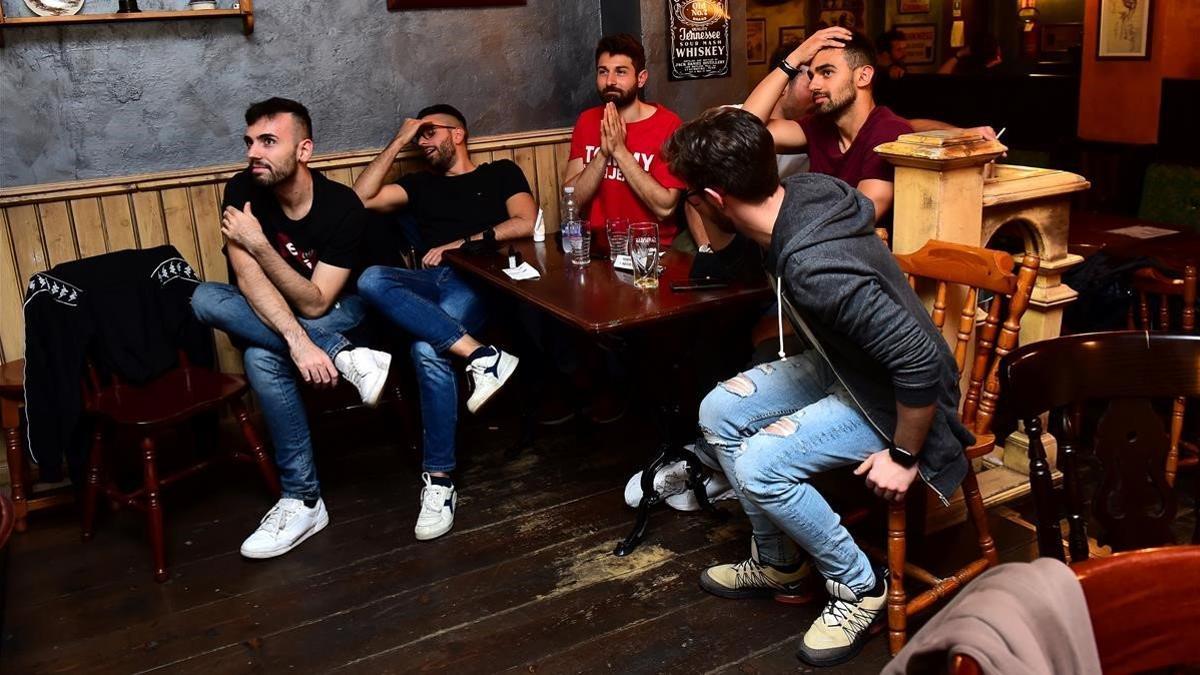 Aficionados de la Juventus, viendo el Nápoles-Juventus en un bar, el pasado 17 de junio