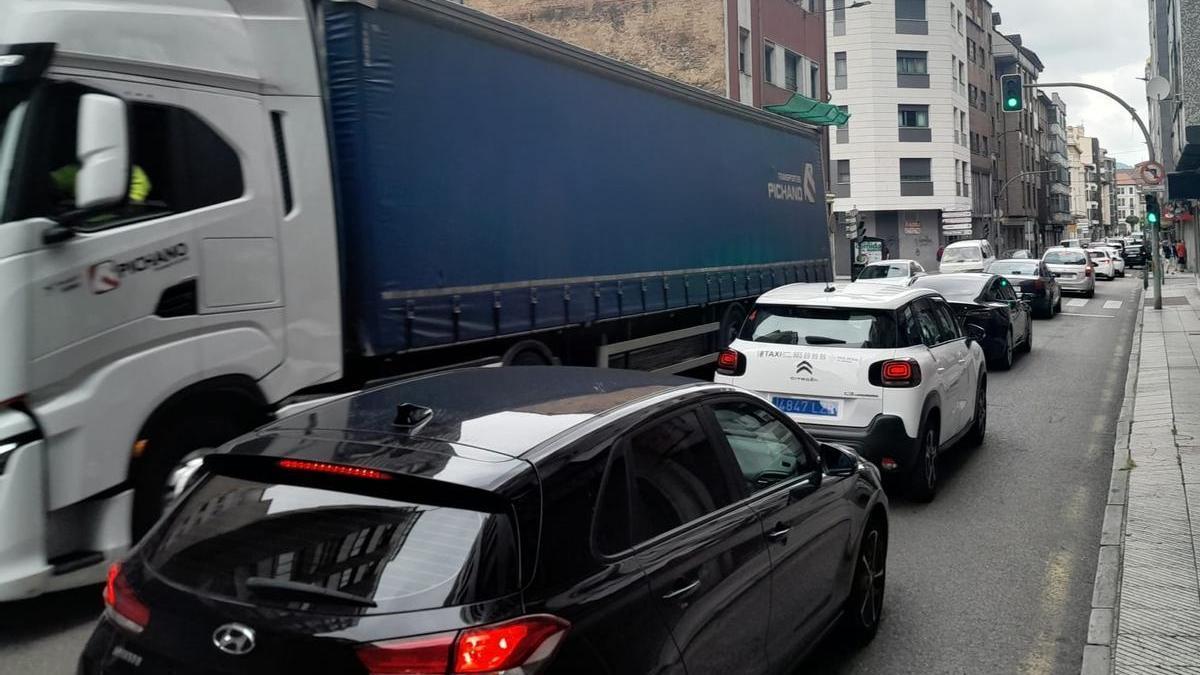 Retenciones de tráfico en el centro de Sama, en el carril en dirección a Oviedo.