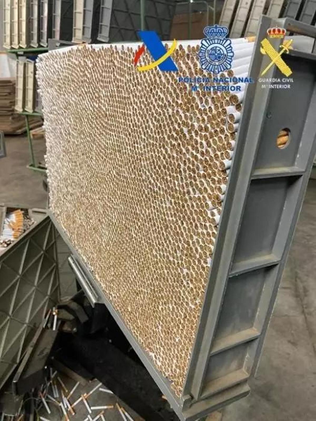 Miles de cigarrillos sueltos y ya elaborados, en la fábrica ilegal de Coles.