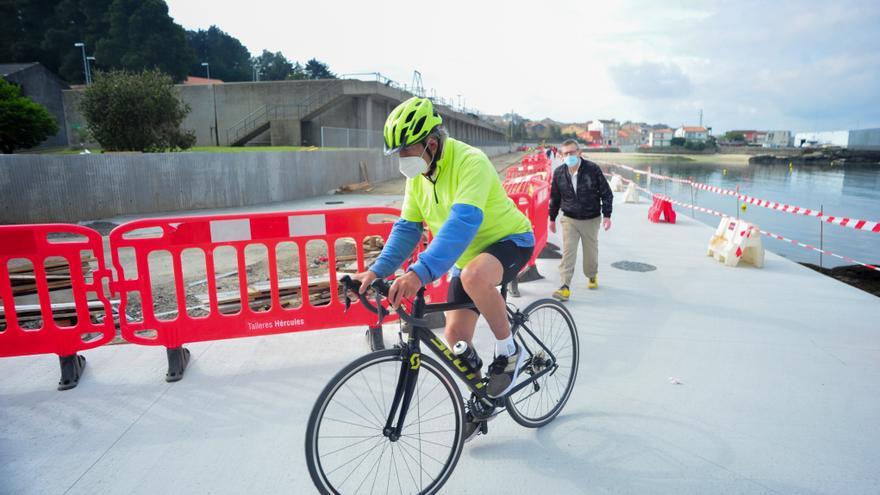 Ciclistas y peatones circulan por el paseo marítimo de Ferrazo, aún en construcción