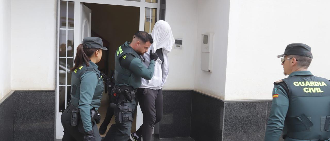 Uno de los presuntos asesinos de la maestra de Rafelcofer abandona su casa tras el registro