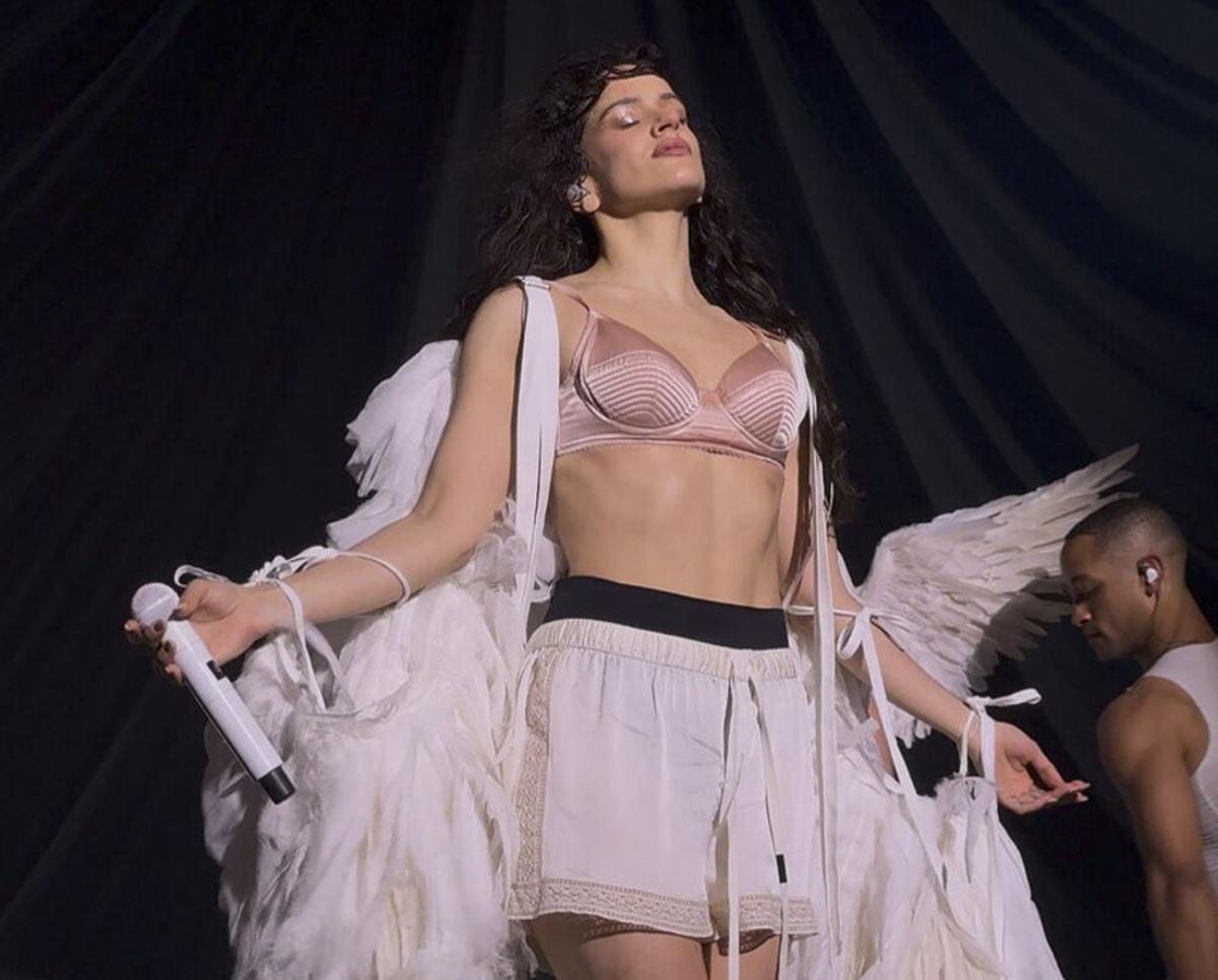 Rosalía comenzó este lunes la gira de su cuarto disco, el místico 'Lux', en Lyon (Francia), donde la catalana rindió al público con un viaje ecléctico que por momentos fue teatral como un ballet y a ratos desenfrenado como una fiesta electrónica en una iglesia abandonada. EFE/X de Lux Tour SÓLO USO EDITORIAL, PERMITIDO SU USO SÓLO EN RELACIÓN A LA INFORMACIÓN QUE APARECE EN EL PIE DE FOTO (CRÉDITO OBLIGATORIO). SÓLO USO EDITORIAL