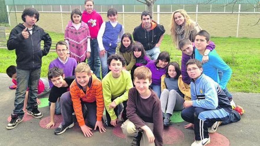 El grupo de niños, en la zona de juegos que crearon para el Colegio de Candamo.