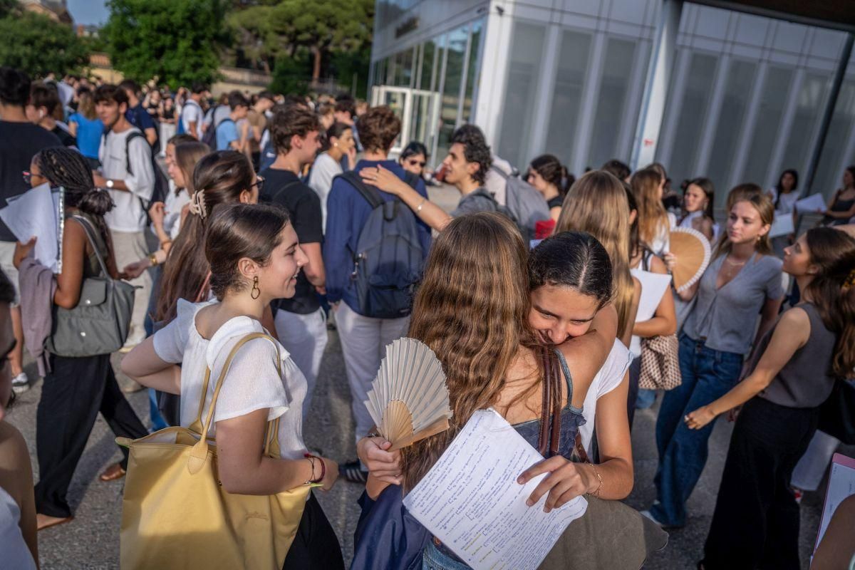 Llegada de alumnos a la Facultat de Dret de la UB, el primer día de exámenes de las PAU 2025 en Catalunya