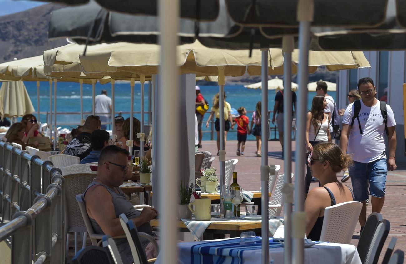 Ambiente de la Playa de Las Canteras el día de San Juan