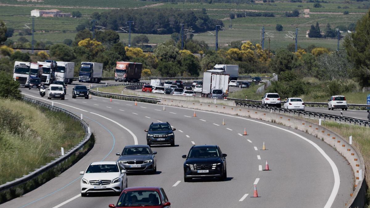Trànsit dens a l’AP-7 en direcció Barcelona i dos carrils oberts en sentit Tarragona durant l’operació tornada de la Segona Pasqua