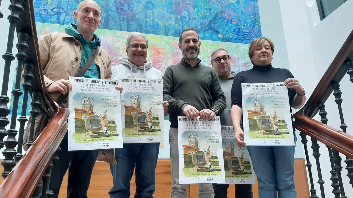 Por la izquierda, José Ramón Oliva, Pablo Canal, Ángel García, Manuel Pergentino Martínez y Ana Nosti, con los carteles de los Sidros y les Comedies