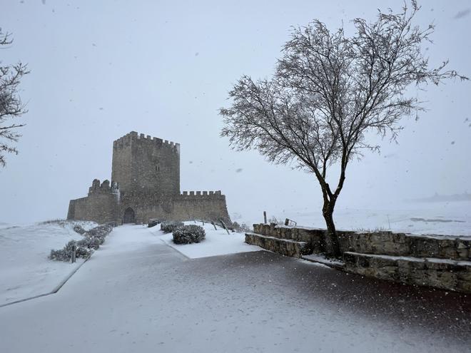 El castillo de Tiedra nevado durante las navidades