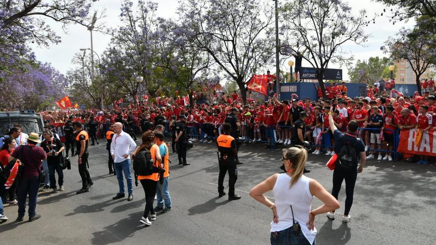 Miles de aficionados del Murcia reciben a la Peña Deportiva en el Rico Pérez