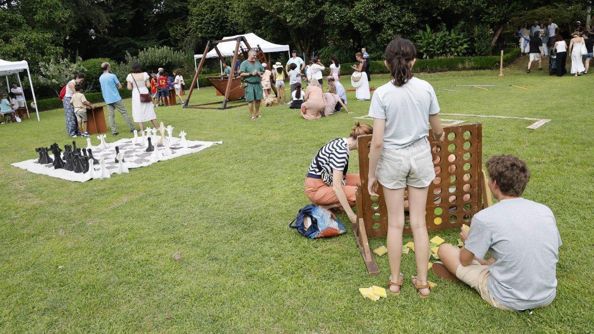 Varias personas en el Pazo de San Lourenzo en la jornada dominical de ‘Sabor a Novo’.