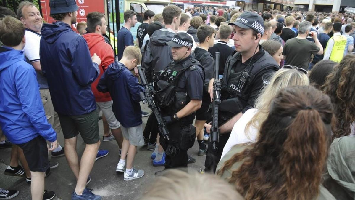 zentauroepp38639323 armed police watch courteeners  fans arrive for a concert at170528203405