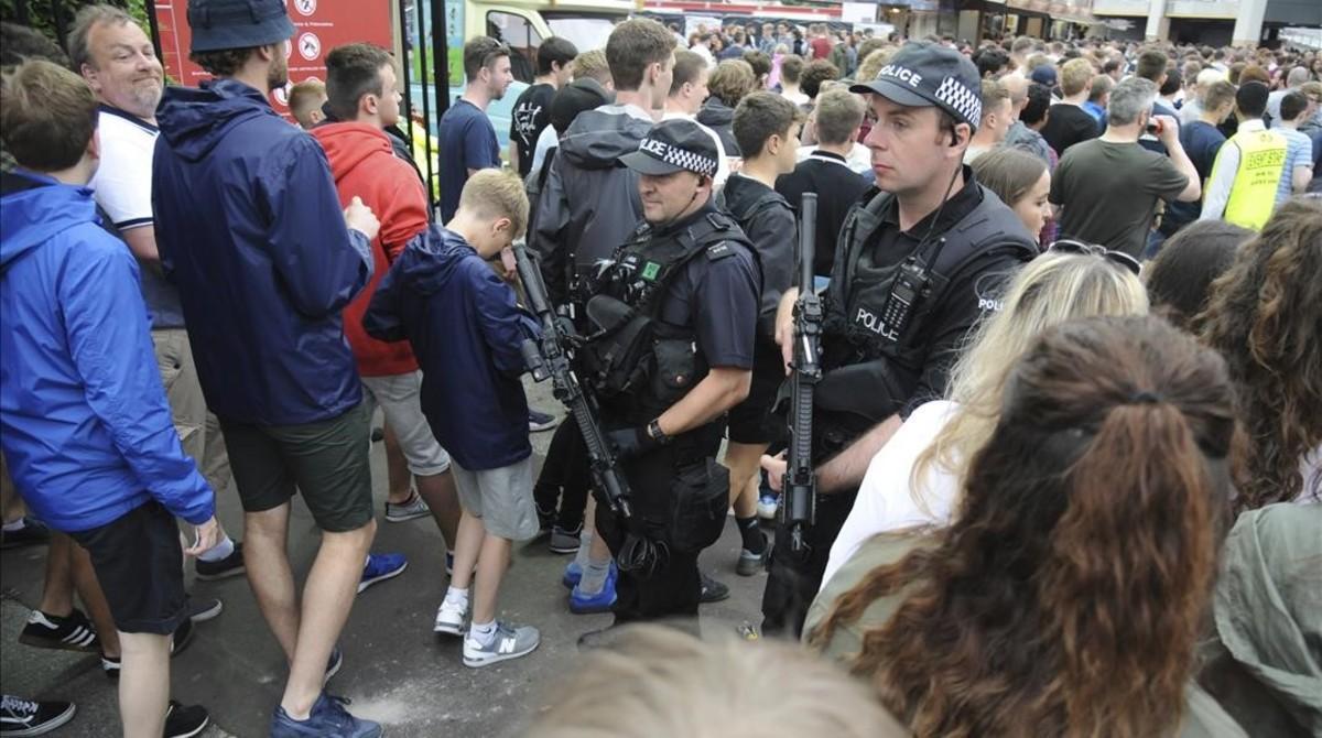 zentauroepp38639323 armed police watch courteeners  fans arrive for a concert at170528203405