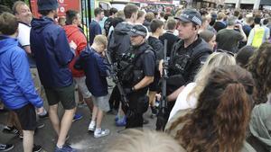 La policía controla los acceso al concierto de los Courteeners en Manchester.