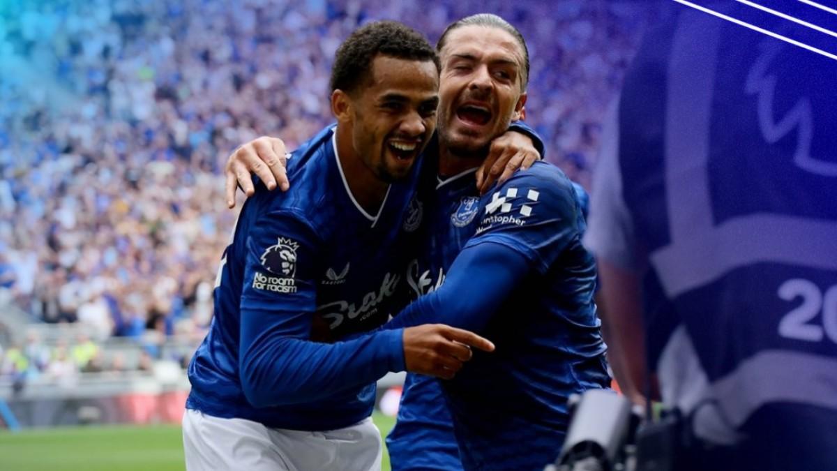 Jack Greallish celebra con Iliman Ndiaye el primer gol de la historia del Everton en el Hill Dickinson Stadium