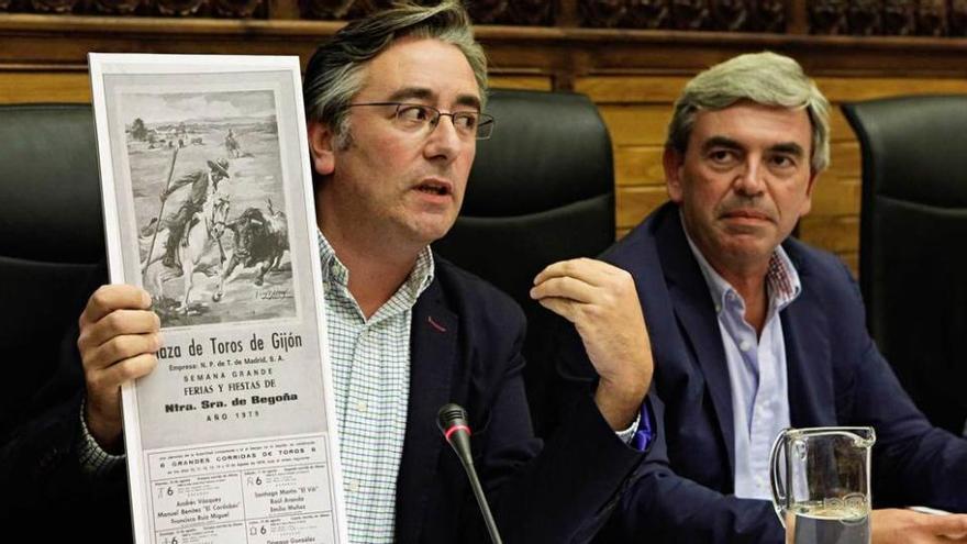 Pablo González enseña el cartel de la feria de Begoña de 1979 junto a su compañero de partido Mariano Marín.